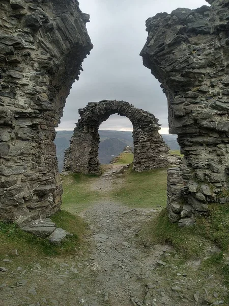Kuzey Galler 'in Denbighshire ilçesinde, Llangollen yakınlarındaki Castell Dinas Bran harabelerinden bir manzara.