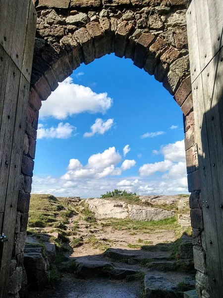 Kuzey İngiltere, Cheshire 'daki Beeston Kalesi' nin ana kapısından manzara.