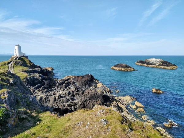 Deniz manzarası ve Galler 'in kuzey batı kıyısındaki Ynys Llanddwyn yakınlarında küçük adalar.