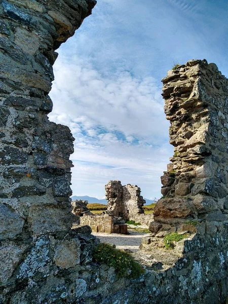 Kuzey batı Galler kıyısındaki Anglesey adasındaki harabe ve eski bir kilisenin parçası.