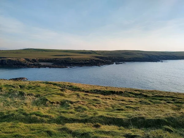 Kuzey Galler 'in paltosunun dışında Anglesey adasında bir nehir yatağı.