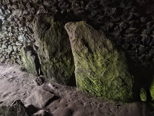 Galler 'in kuzey batı kıyısındaki Anglesey adasında eski bir mezarlıkta.
