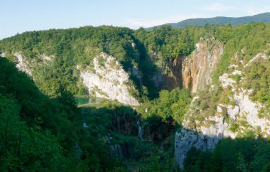 Plitvice Gölleri Hırvatistan Cumhuriyeti 'nin en eski ve en büyük ulusal parkıdır. Bu bölgenin olağanüstü doğal güzelliği her zaman doğa severler tarafından cezbedilmiştir. Bunun bir sonucu olarak,