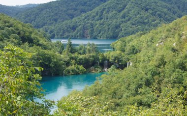 Plitvice Gölleri Hırvatistan Cumhuriyeti 'nin en eski ve en büyük ulusal parkıdır. Bu bölgenin olağanüstü doğal güzelliği her zaman doğa severler tarafından cezbedilmiştir. Bunun bir sonucu olarak,