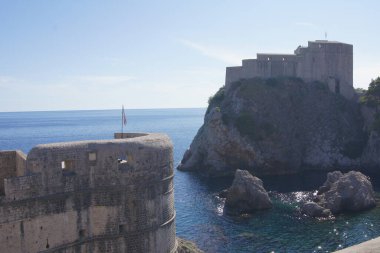 Costa de Dubrovnik y ciudad en el mar Adriatico