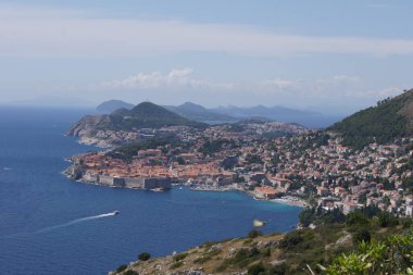 Costa de Dubrovnik y ciudad en el mar Adriatico