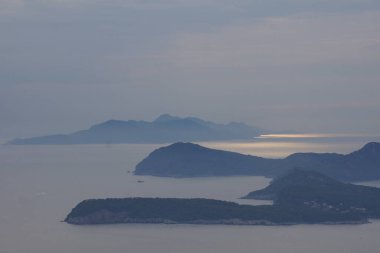 Costa de Dubrovnik y ciudad en el mar Adriatico