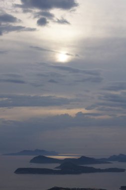 Costa de Dubrovnik y ciudad en el mar Adriatico