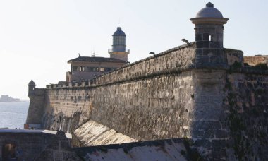 Üç Kralın Kalesi, diğer adıyla Morro Kalesi, Havana 'da, İspanya İmparatorluğu döneminde stratejik bir konumda, bir tepenin üzerine çizilmiş bir semboldür..