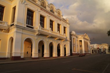 Ulusal bir anıt olan Tom 's Terry Tiyatrosu, tarihi şehir merkezi Cienfuegos' ta, merkez Mart Park 'ın önünde yer almaktadır..