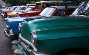 Havana klasik arabaları, şehri düşündüğünüzde aklınıza gelen ilk şey olabilir. İkonik Havana turları - klasik bir arabayla şehirde bir vızıltı.