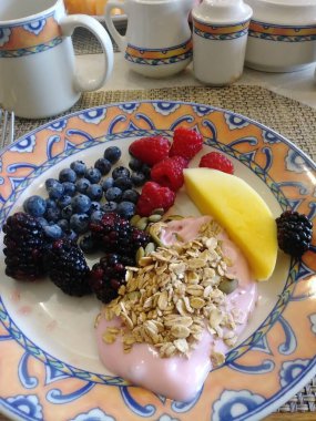 Meyve ve tahıl gevreğinden hafif bir kahvaltı