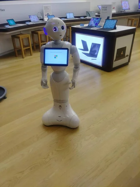 Microsoft teknolojisiyle çalışan bir robot tarafından karşılandı.