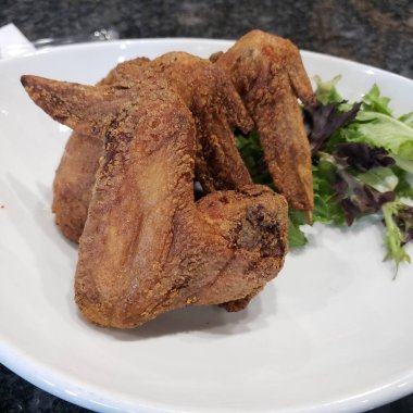 Carolina usulü kızarmış tavuk kanadı.