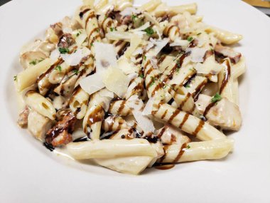 Balzamik jöleli lezzetli bir makarna.