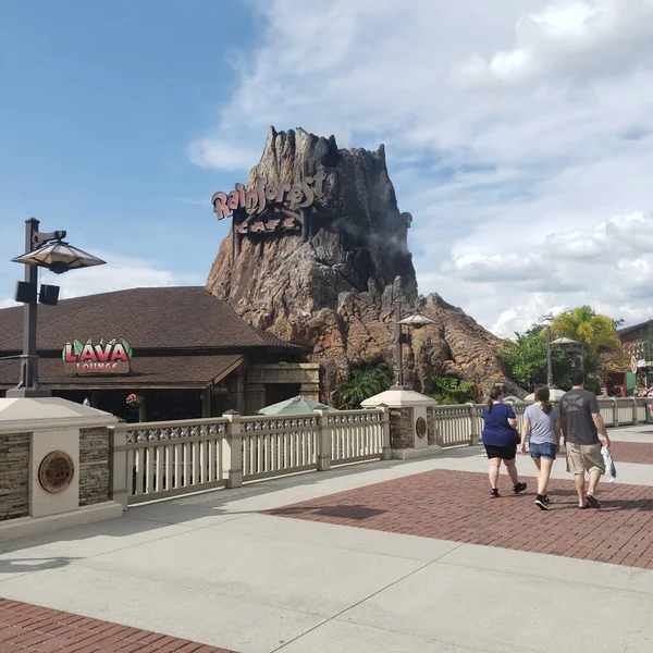 Disney Springs 'te yürürken