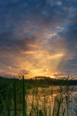 Bogdanski Gölü üzerinde güzel bir gün doğumu. Bogdany Bölgesi, Barczewo Komünü, Warmia, Polonya.