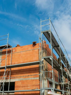 İnşaat alanı, iskelesi ve inşaatı var. Kuznia Raciborska, Polonya.