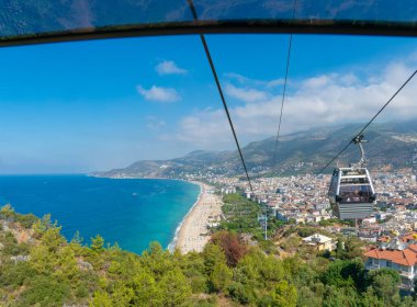 Kleopatra 'nın kumlu plajı teleferik Alanya, Türkiye' de görülüyor.