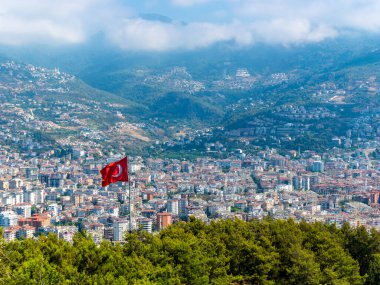 Tepeden gelen Türk bayrağıyla Alanya manzarası
