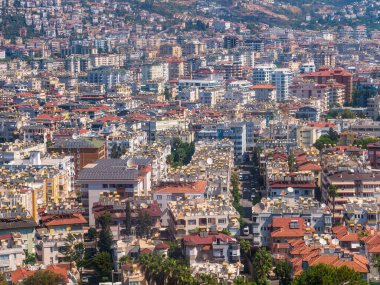 Türkiye 'nin Alanya kentindeki kalenin tepesinden hava manzarası. Sıcak su için çatılarda menili güneş enerjisi toplayıcıları var. Güneşten gelen ekolojik enerji.