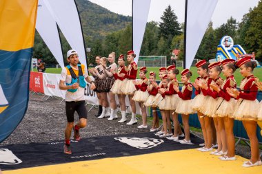 Porabka, Bielski County, Polonya / 24 Eylül 2022: Üç Göl Maratonu Festivali. Maratonun bitiş çizgisinde şenlik. Majorette Akademisi 'nden 