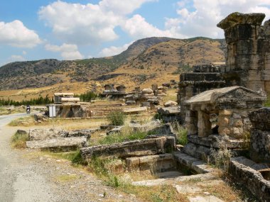 Mezar, mezarlık. Türkiye 'nin Hierapolis antik kentinin kalıntıları
