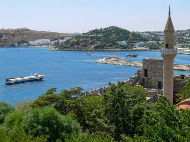 Bodrum 'daki Aziz Peter Kalesi' nden cami ve liman manzarası