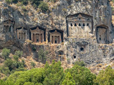Kayaya oyulmuş Lycian mezarları. Türkiye 'deki Dalyan Nehri üzerinden Istuzu Sahili' ne gideceğiz. Türk Amazonu