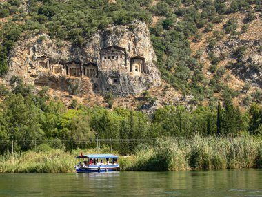 Kayaya oyulmuş Lycian mezarları. Türkiye 'deki Dalyan Nehri üzerinden Istuzu Sahili' ne gideceğiz. Türk Amazonu