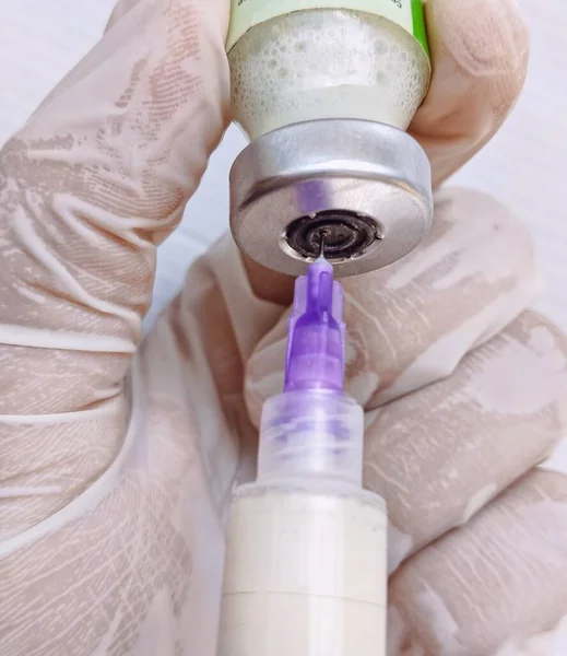 Strzykawka Ukłuciem Igłą Fiolka Butelką Zawierająca Szczepionkę Przechowywana Przez Lekarza — Zdjęcie stockowe