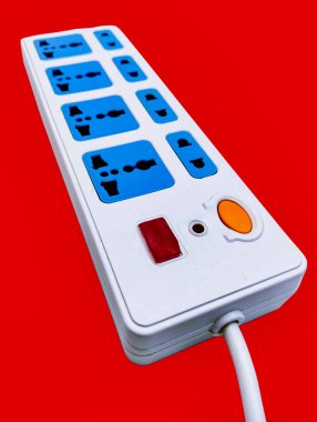 Güç panosu eklentisi güç kaynağı tıpası çoklu priz port soket hattı tahta sürükleme parçası aksesuar yakın donanım görüntü fotoğrafı