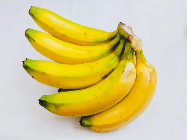 バナナの新鮮な黄色熟したバナナの果実ケラバナナの果実の束キャベンディッシュムサ有機食品のクローズアップ画像画像 — ストック写真