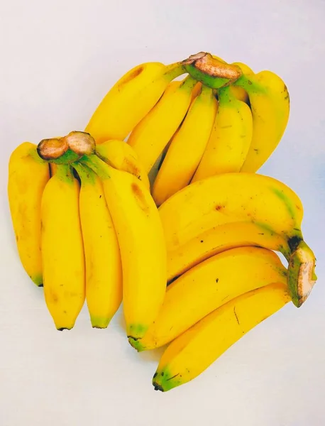 바나나는 신선하고 노란색으로 바나나 바나나 캐번디시 머시아 유기농 클로저 이미지 — 스톡 사진
