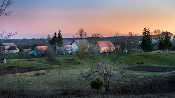 Маленькая Симпатичная Деревня Впитывающая Великолепные Вечерние Краски — стоковое фото