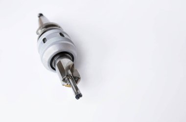 Matkap ve şampanyacı. Özel kesim aletleri. Metal işçiliği için kullanılır. Malzeme çelik ve karpit. Arkaplan çizilirken izole.