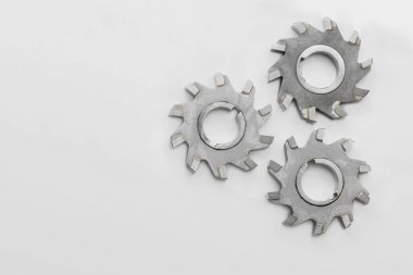 Özel kesim aletleri. 10 diş, malzeme karbüratörü, kaynak çeliği. Delik boyutu 25.4 cm. beyaz arkaplanda izole.