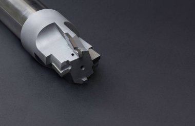 Kesici alet, özel kesici. Malzeme karpit ve çelik. Metal işçiliği için kullanılır. Yağ deliği var.