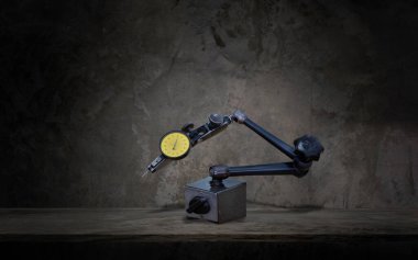 Ölçer mikrometreyi çevir. Kalite kontrol modası geçmiş montaj aleti, jig armatür, yedek parça otomotiv. Ölçüm çapı, paralel değer.