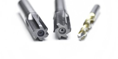 Kesici alet delici. Malzeme karbüratörü. Metal işçiliği için kullanılır. Beyaz arkaplanda.