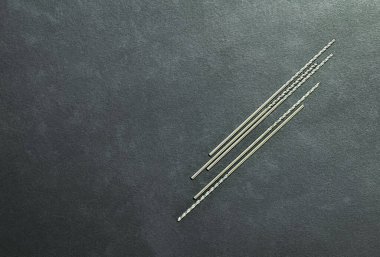 Matkap uçları küçük, özel kesme aletleri. Sağ spiral. Karpit kaplaması yüksek hızda. Siyah arka planda. Delikleri otomotiv haline getirin. Matkap, çelik, dökme demir, alüminyum, paslanmaz..