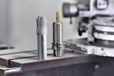 Carbide-k10 kaplama Titanyum nitrür ve kaynak çeliği kesmek için özel matkap. Makine araç öğütme üzerinde.