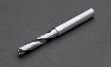 Petrol kuyusu. Özel kesim aletleri. Titanyum alüminyum nitrat, yüksek hız. Siyah arka planda izole edilmiş. Metal işlerinde kullanılır.