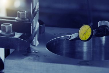 Yüksek hızda sondaj çeliği delik maddesini Skd63 yapar. Ölçü kontrol merkezi çevirin. Kıskaç kilidini kullan.