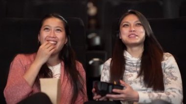 Genç kadınlar sinemada film izlemekten hoşlanır.