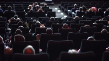 Sinemada izleyiciler film izliyor.