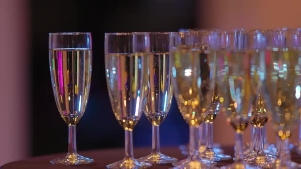Egy üveg pezsgő egy exkluzív eseményen. — Stock videók