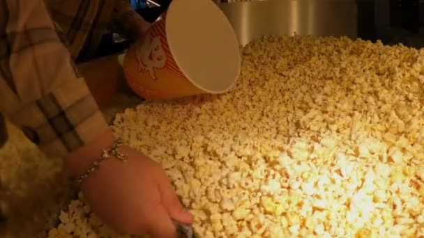 Verse geroosterde popcorn in een bioscoop — Stockvideo