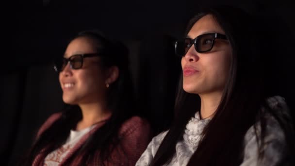Wanita muda di bioskop memakai kacamata 3D — Stok Video