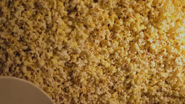Свіжий смажений попкорн у кінотеатрі — стокове відео